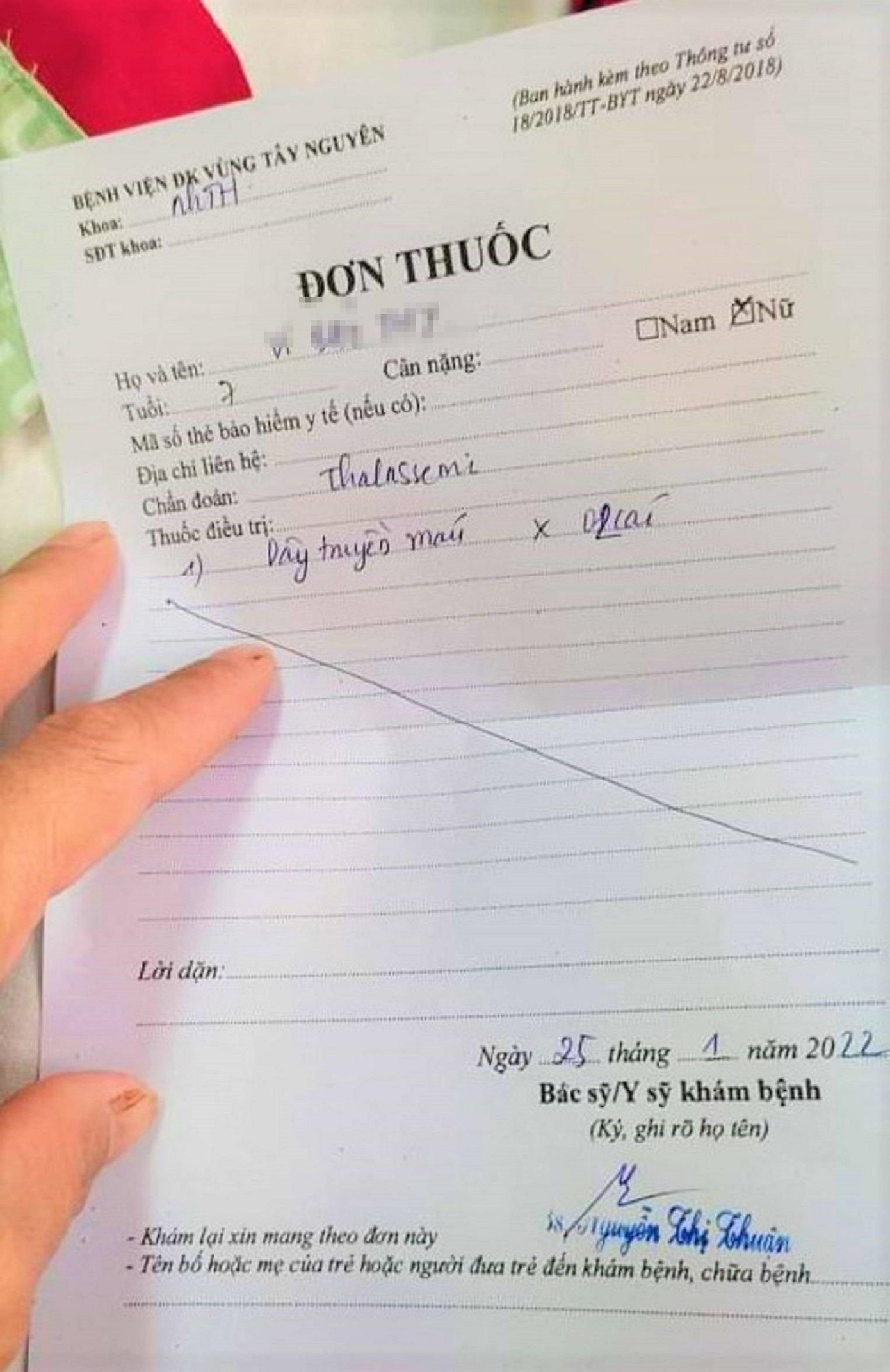 Bác sĩ bệnh viện yêu cầu người nhà bệnh nhân mua dây truyền máu