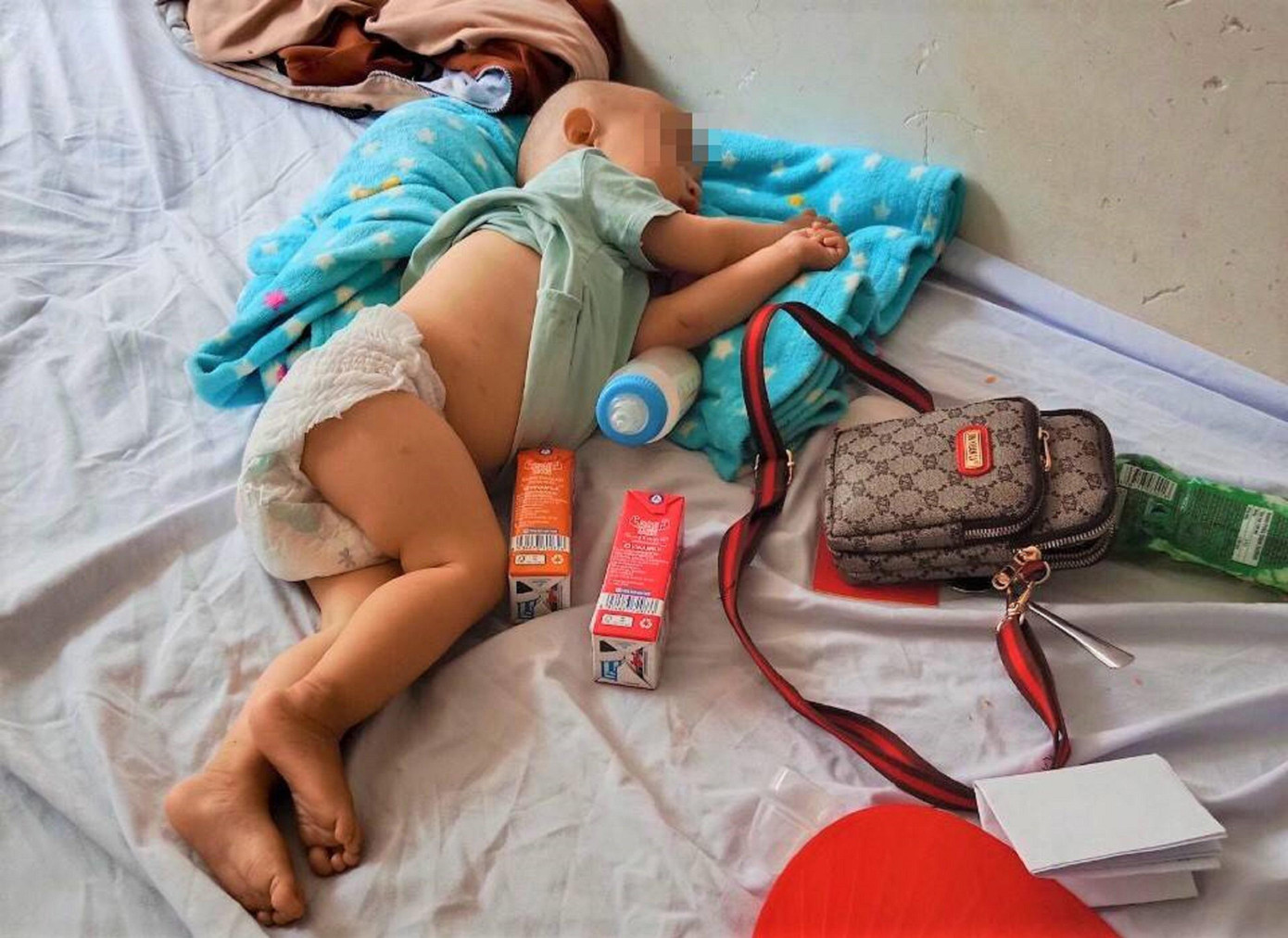 Một em bé đang chờ được truyền máu