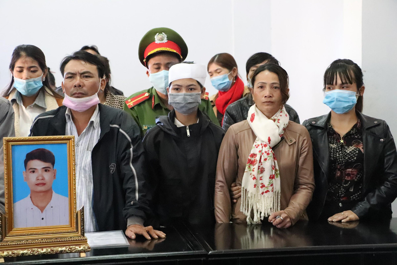 Người nhà bị hại bên di ảnh của Trần Nho Vương Người nhà bị hại bên di ảnh của Trần Nho Vương