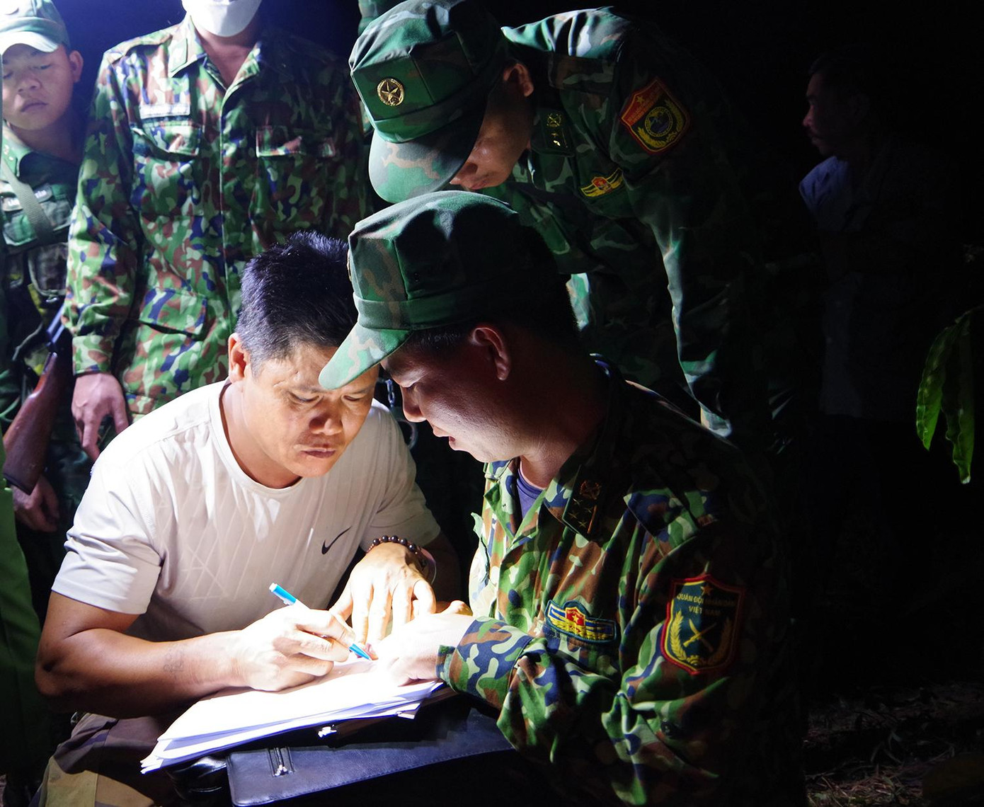 Đối tượng Ngọc ký biên bản phạm tội quả tang