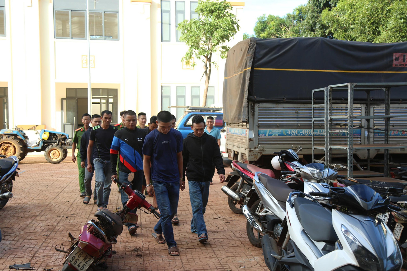 Công an huyện Cư M'gar đang hoàn tất hồ sơ, xử lý các đối tượng theo quy định