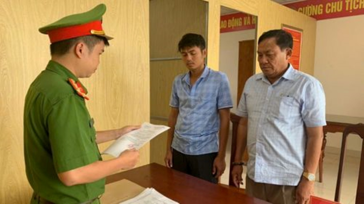 Trung và bố bị khởi tố liên quan đến khai thác đá Grannit trái phép Trung và bố bị khởi tố liên quan đến khai thác đá Grannit trái phép