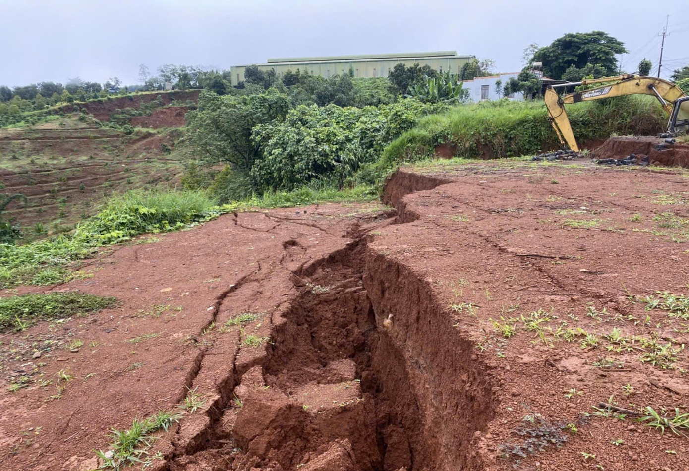 Tình trạng sạt trượt xuất hiện tại khu vực dốc Ông Bồ