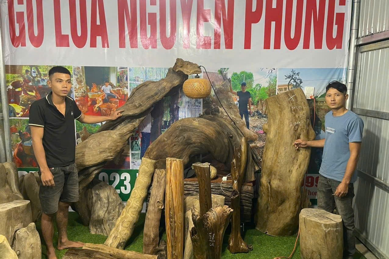 Số gỗ quý hiếm mà 2 thanh niên mua về, chế tác, bán kiếm lời Số gỗ quý hiếm mà 2 thanh niên mua về, chế tác, bán kiếm lời