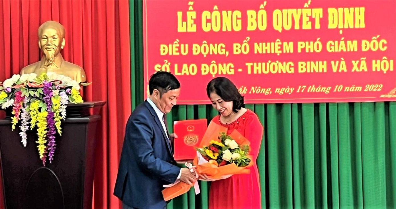 Bà Hương trong lễ nhậm chức Phó Giám đốc Sở LĐ-TB&XH Bà Hương trong lễ nhậm chức Phó Giám đốc Sở LĐ-TB&XH