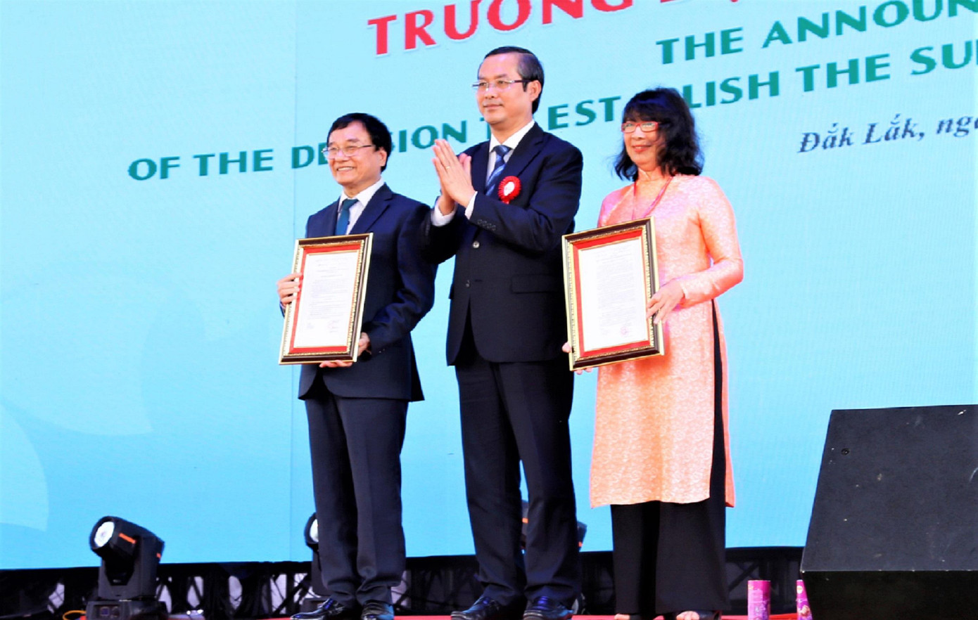 Thứ trưởng Nguyễn Văn Phúc trao quyết định thành lập phân hiệu ĐH Đông Á tại Đắk Lắk