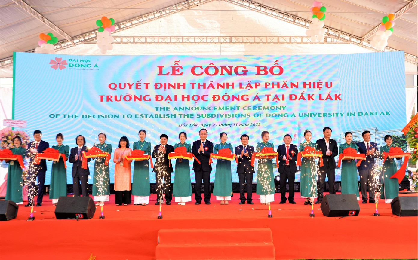 Nghi thức cắt băng thành lập phân hiệu ĐH Đông Á tại Đắk Lắk