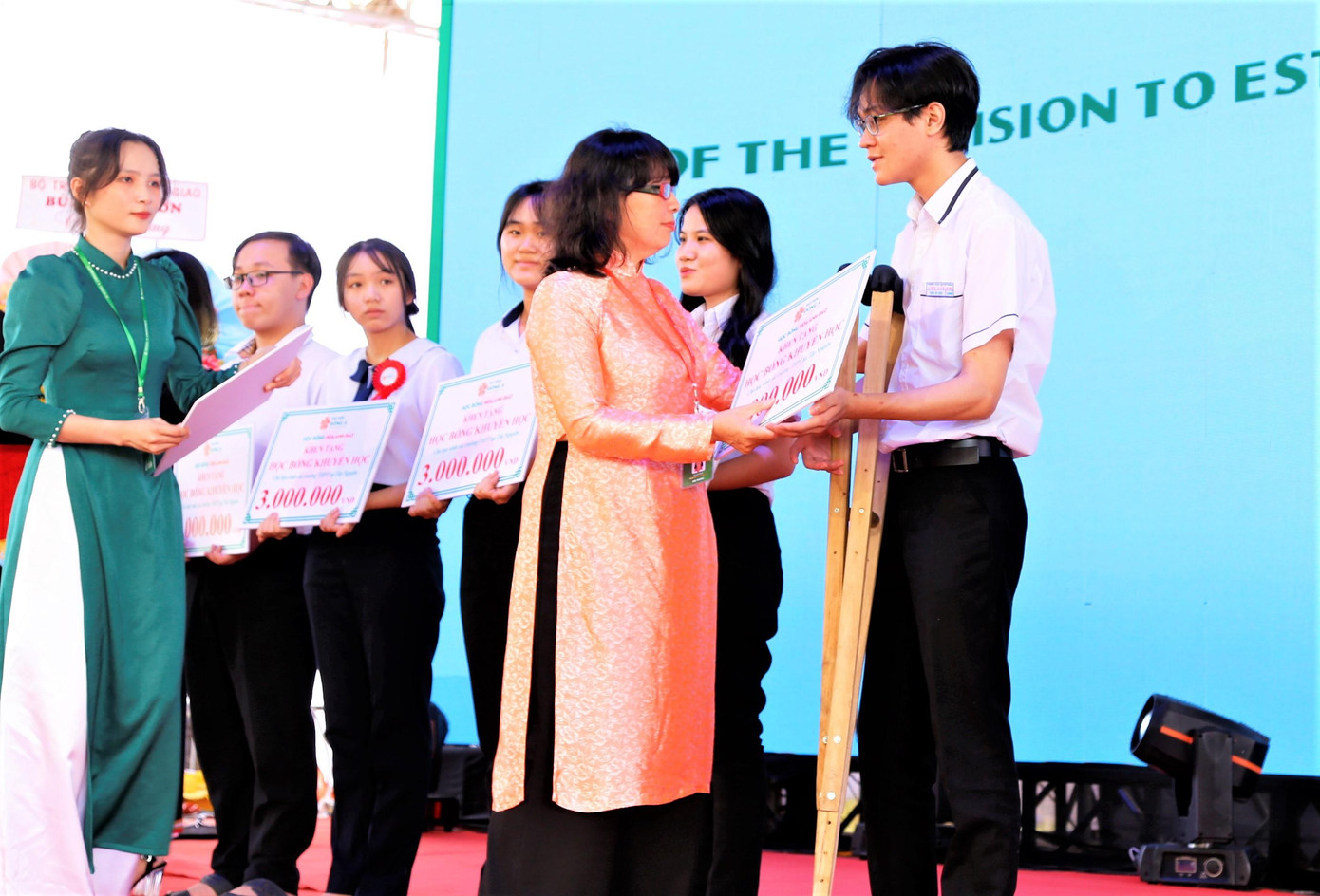 Tiến sĩ Nguyễn Thị Anh Đào trao học bổng cho học sinh vượt khó