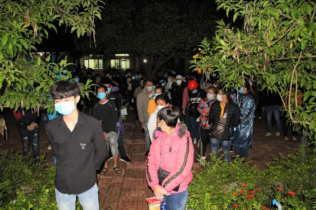 Lượng người về đến Đắk Lắk xếp hàng chờ lấy mẫu xét nghiệm