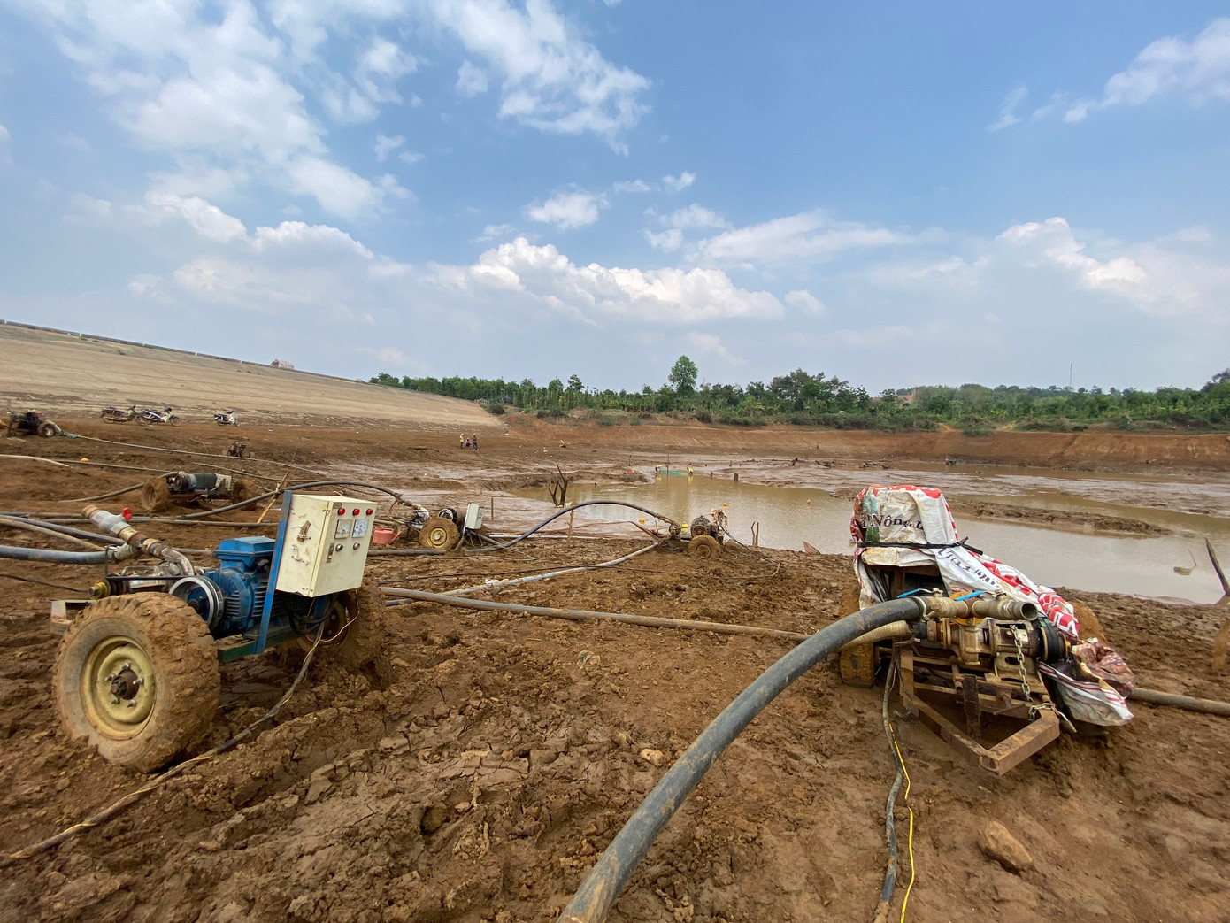 Nhiều máy bơm đặt xuống hồ nước để hút nước tưới cây.