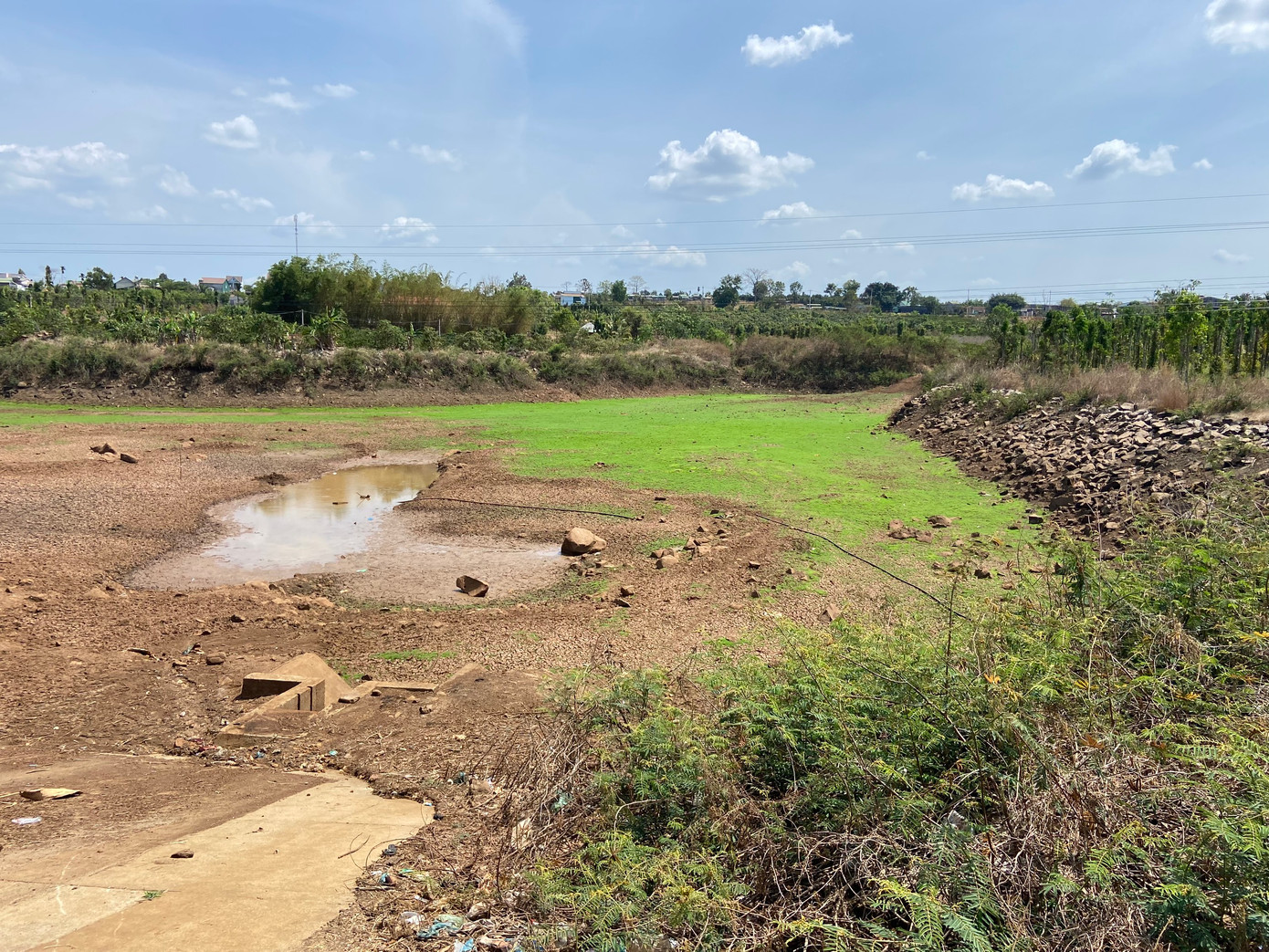 Một hồ chứa cạn nước