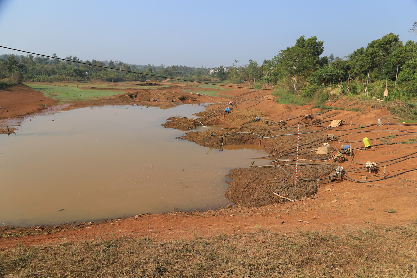 Mực nước ở hồ đã giảm sâu, nếu nắng nóng tiếp tục kéo dài sẽ trơ đáy.