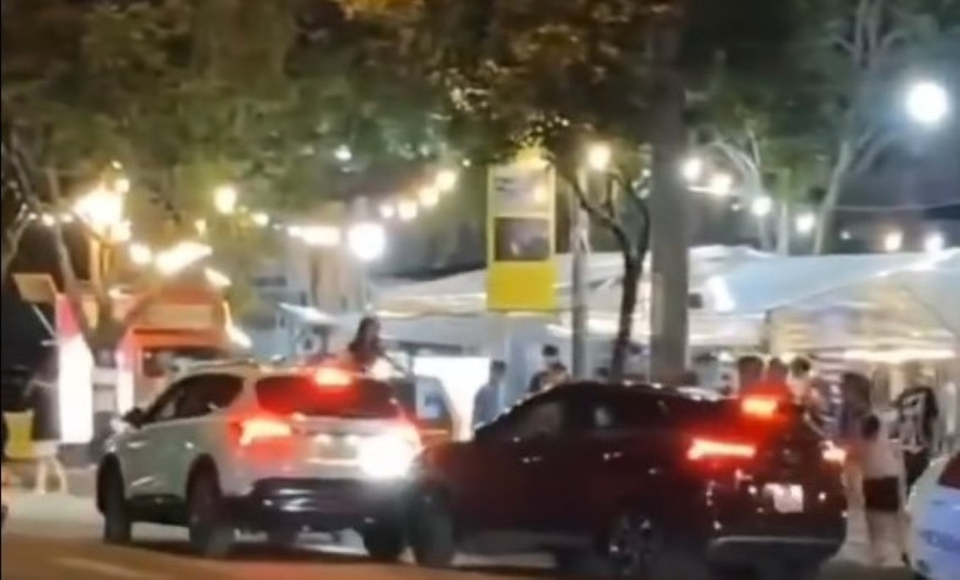 Người phụ nữ đã lái chiếc xe màu đỏ mận tông nhiều lần vào ô tô màu trắng