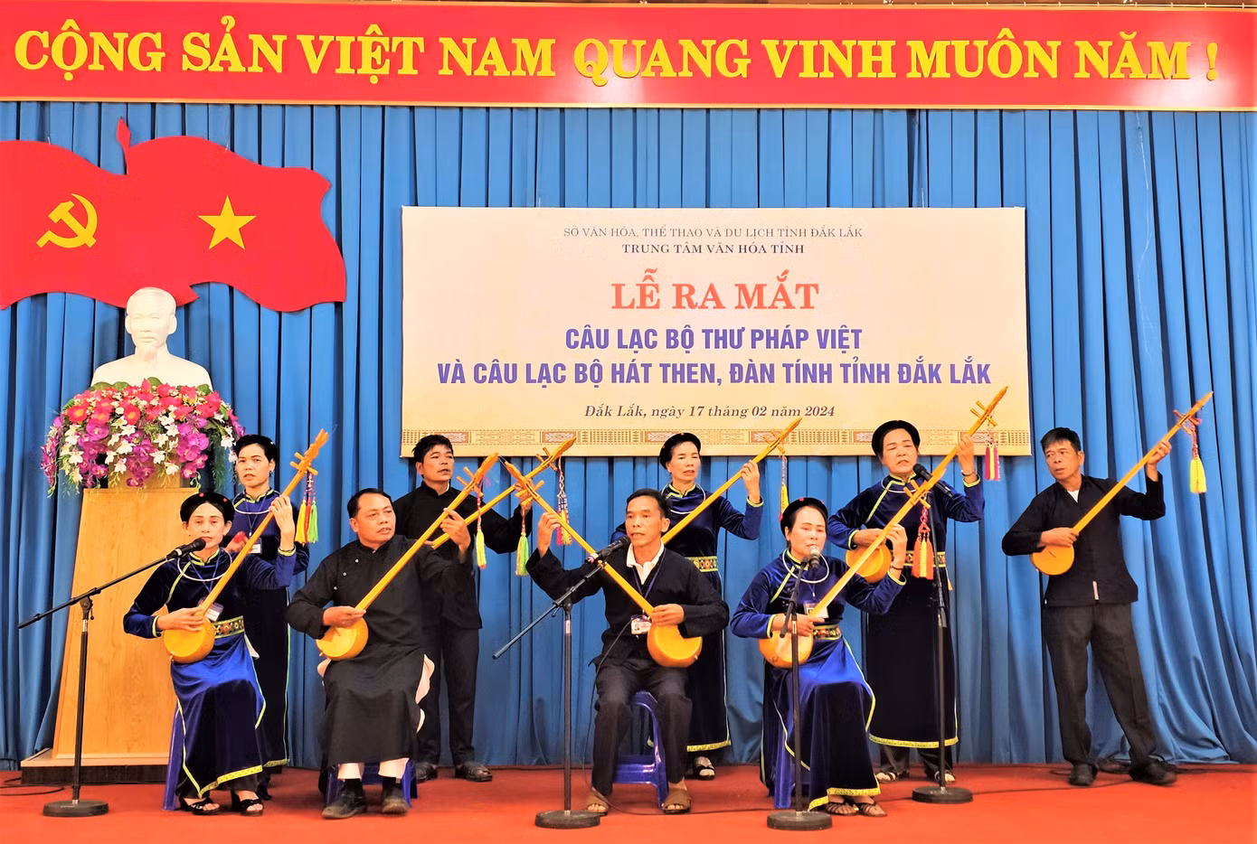 Điệu hát then luôn đi liền với cây đàn tính.