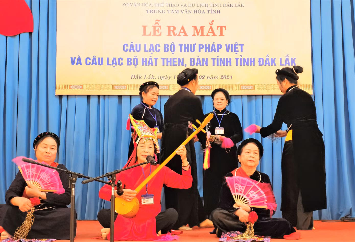 Một làn điệu then cổ được thể hiện.