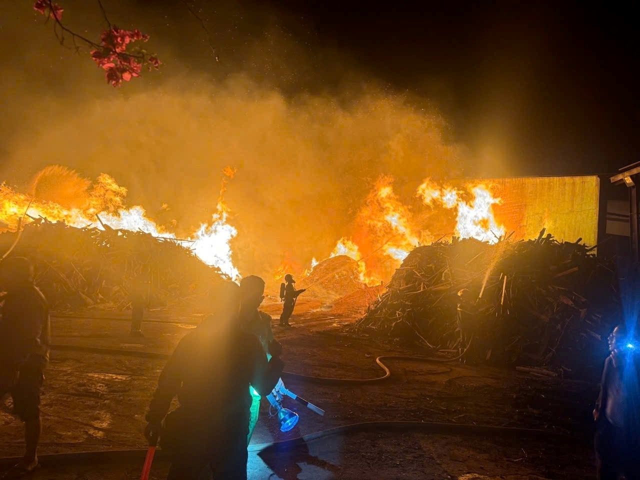 Ngọn lửa bốc cháy dữ dội, lực lượng cứu hộ triển khai nhiều biện pháp để khống chế