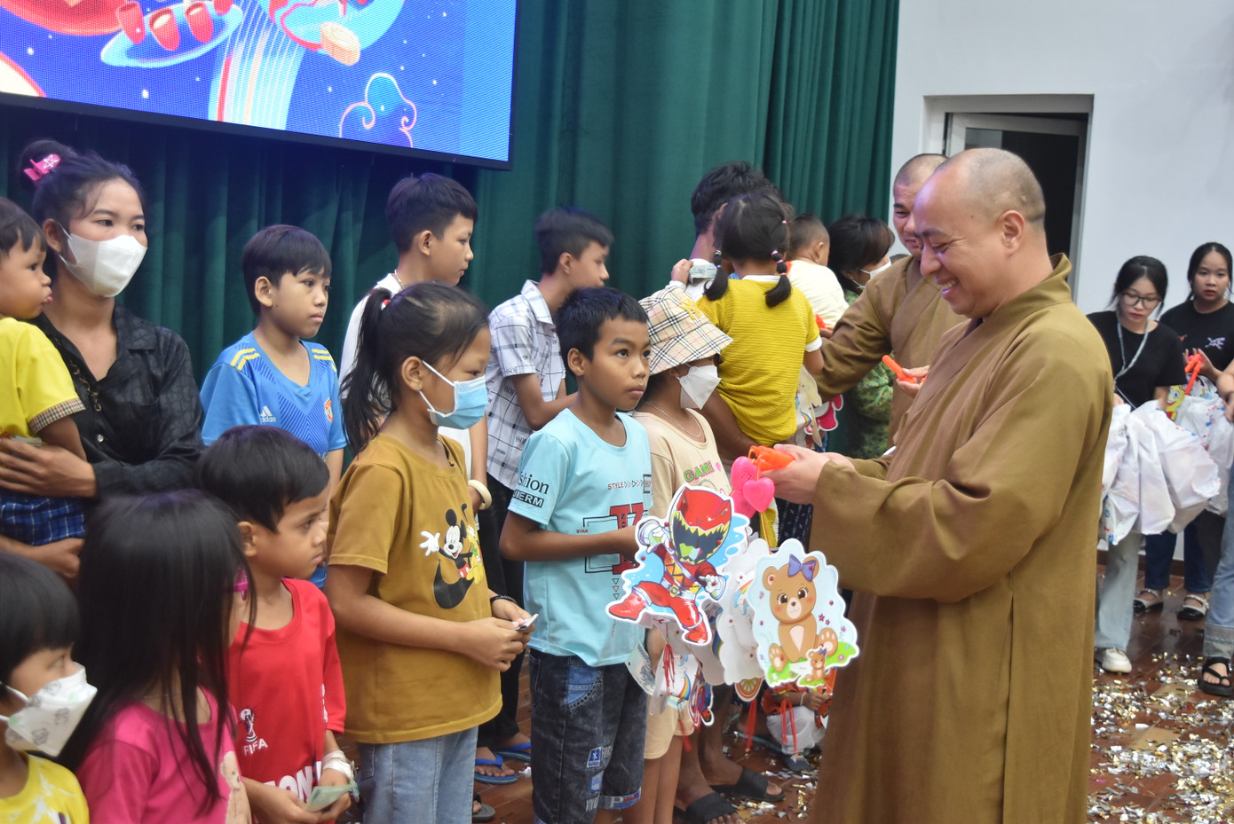 Nhiều em nhỏ đang điều trị bệnh tại bệnh viện được tặng quà nhân dịp Tết Trung thu Nhiều em nhỏ đang điều trị bệnh tại bệnh viện được tặng quà nhân dịp Tết Trung thu