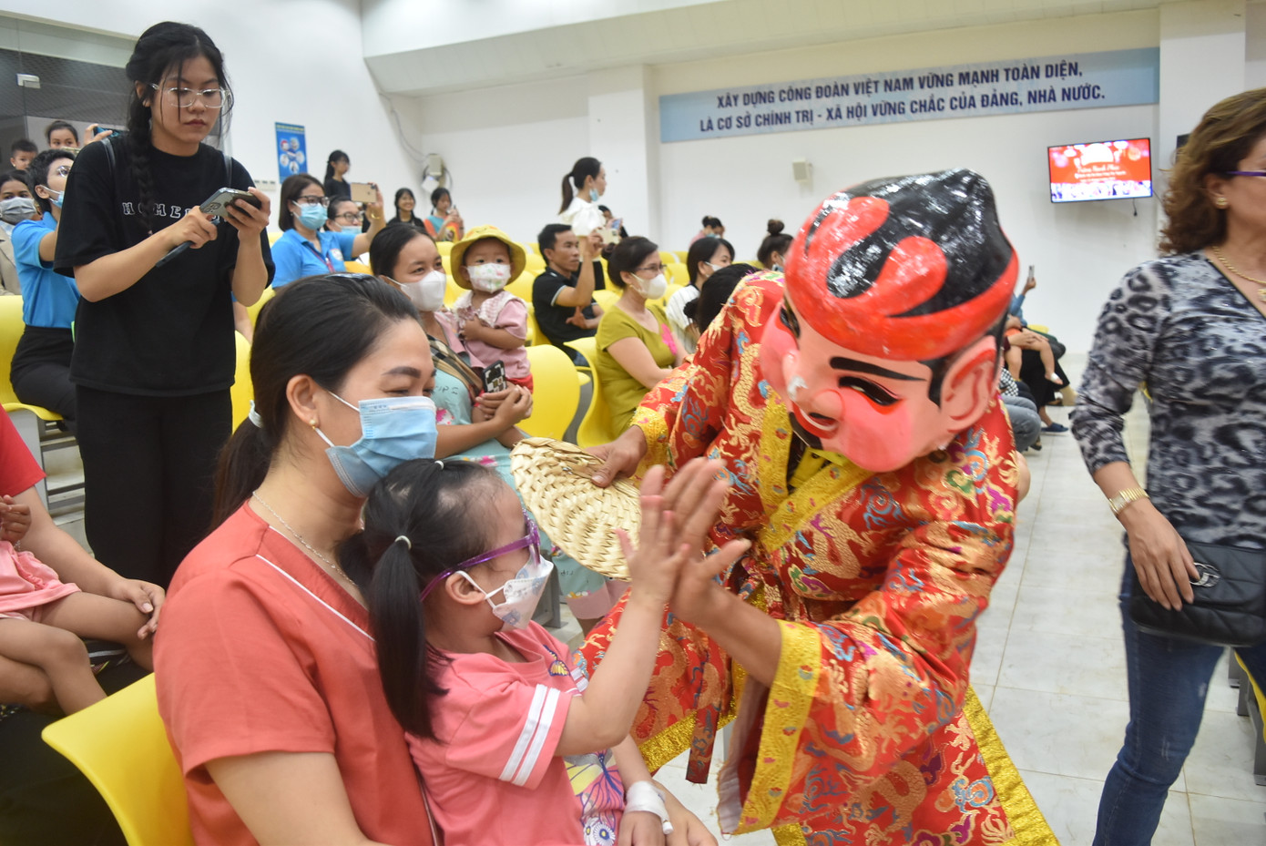 Các em nhỏ tại bệnh viện được tham gia hoạt động Tết Trung thu Các em nhỏ tại bệnh viện được tham gia hoạt động Tết Trung thu