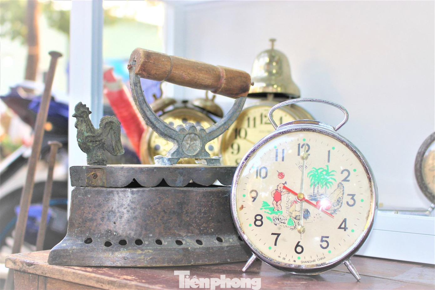 Bàn là hình con gà và chiếc đồng hồ con gà rất hiếm