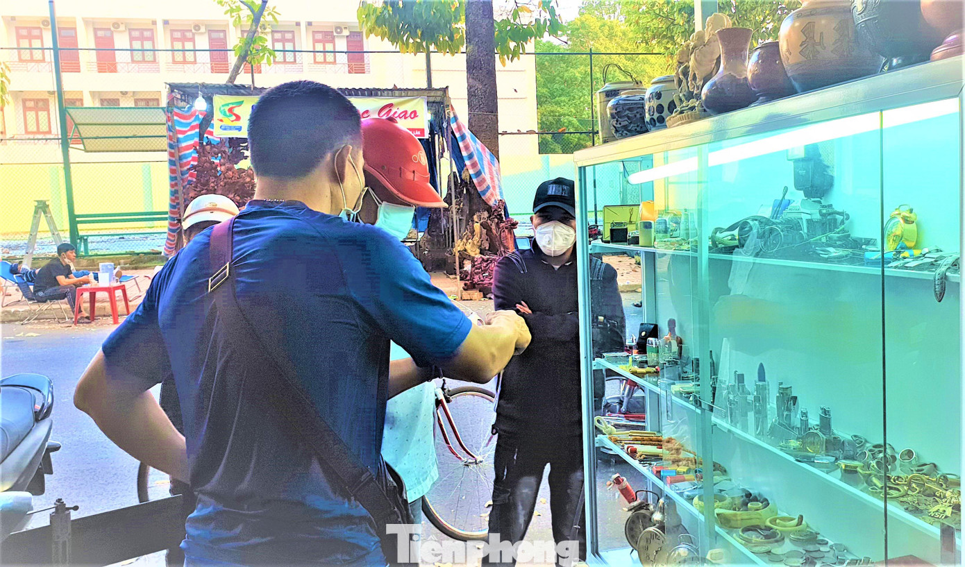 Khách ghé gian hàng của anh Sơn tìm hiểu các loại quẹt lửa thời xưa