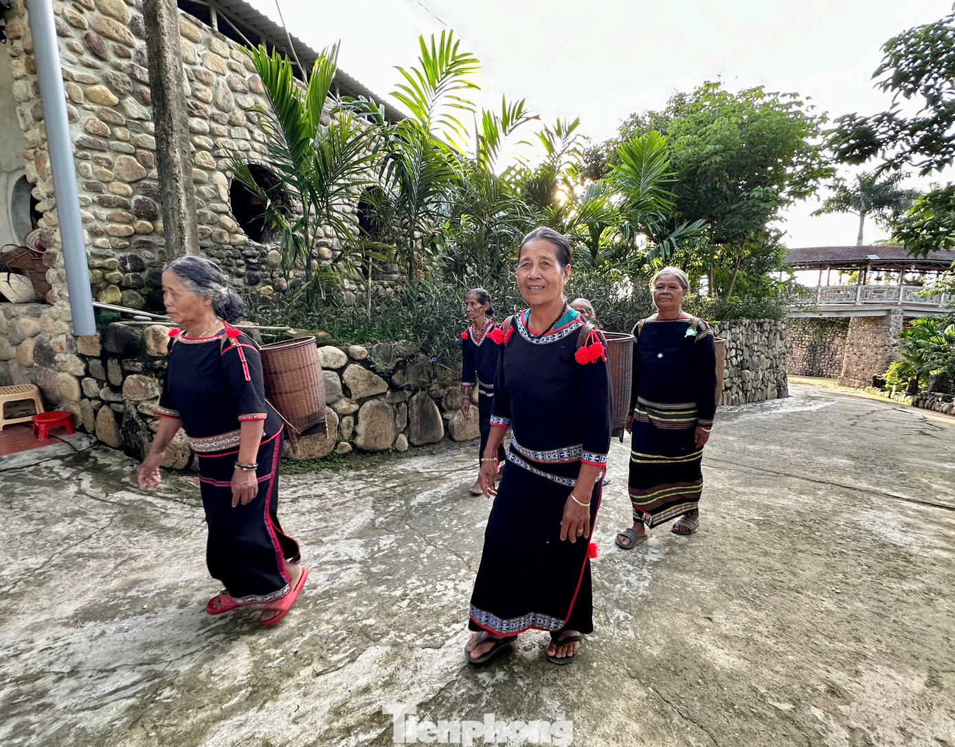 Bà con gùi từng nắm đậu phộng đến chùa để làm "Hũ muối đậu phộng yêu thương"