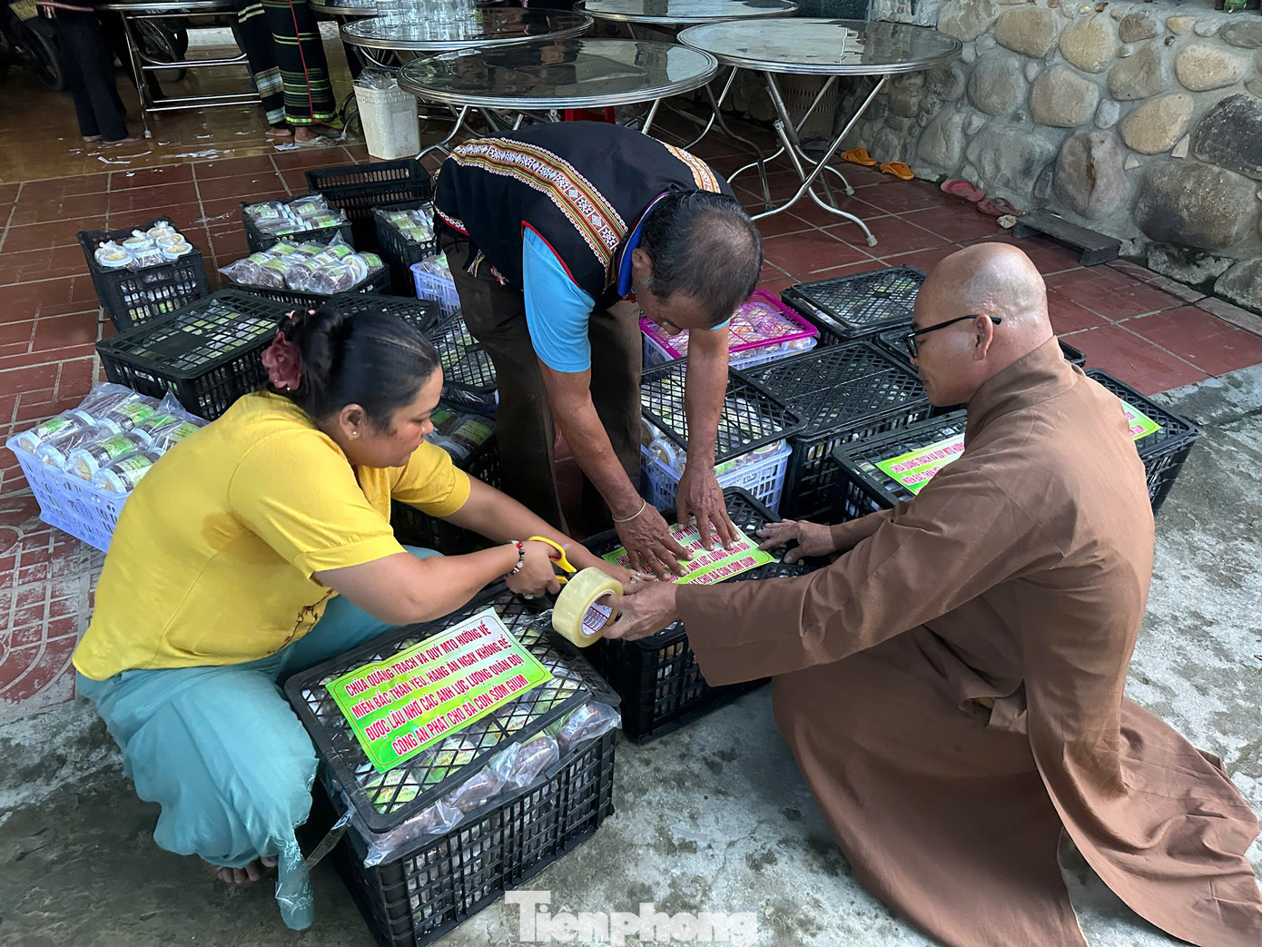 Những hũ muối đậu phộng chan chứa tình người