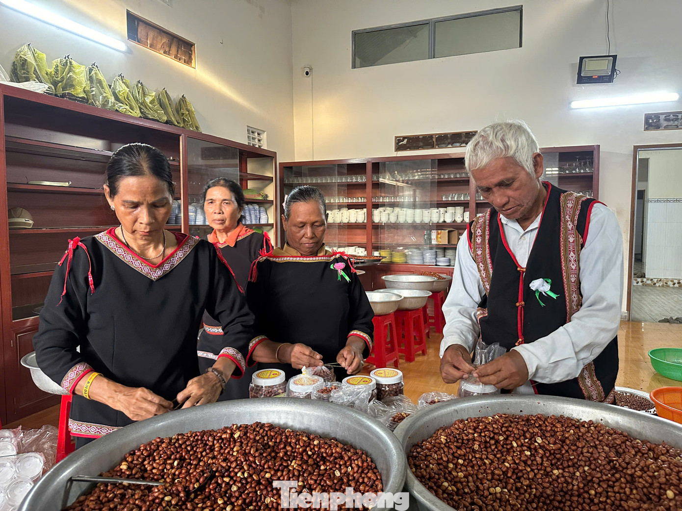 Bà con đóng đậu phộng vào từng hũ