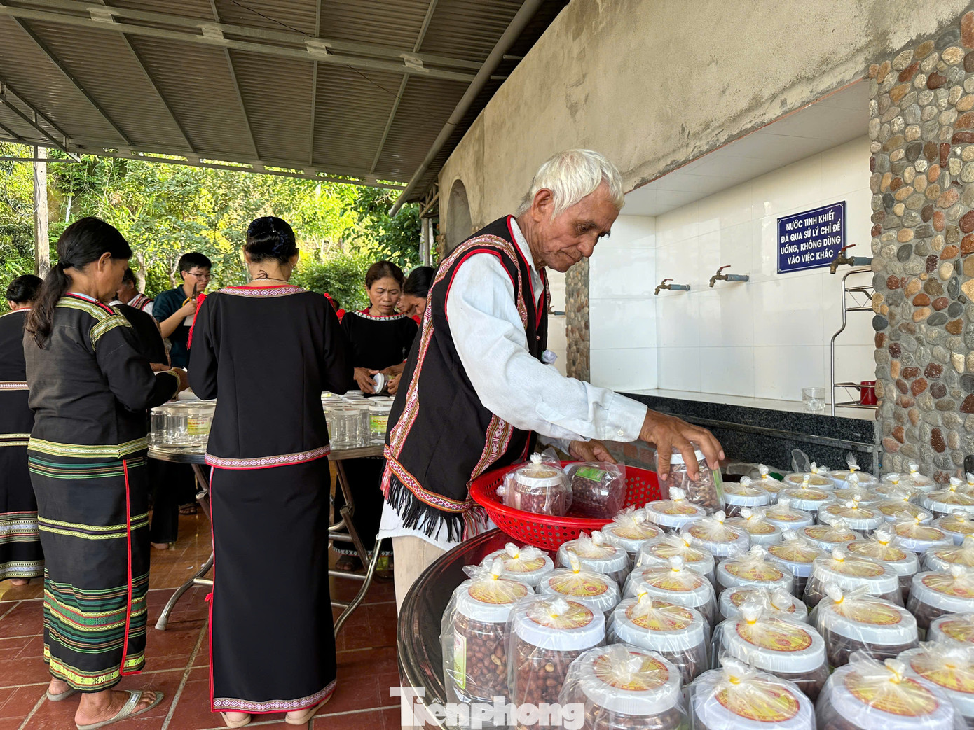 Bà con Đắk Lắk hy vọng những hũ muối đậu phộng sẽ đến tay đồng bào vùng bão lũ sớm nhất