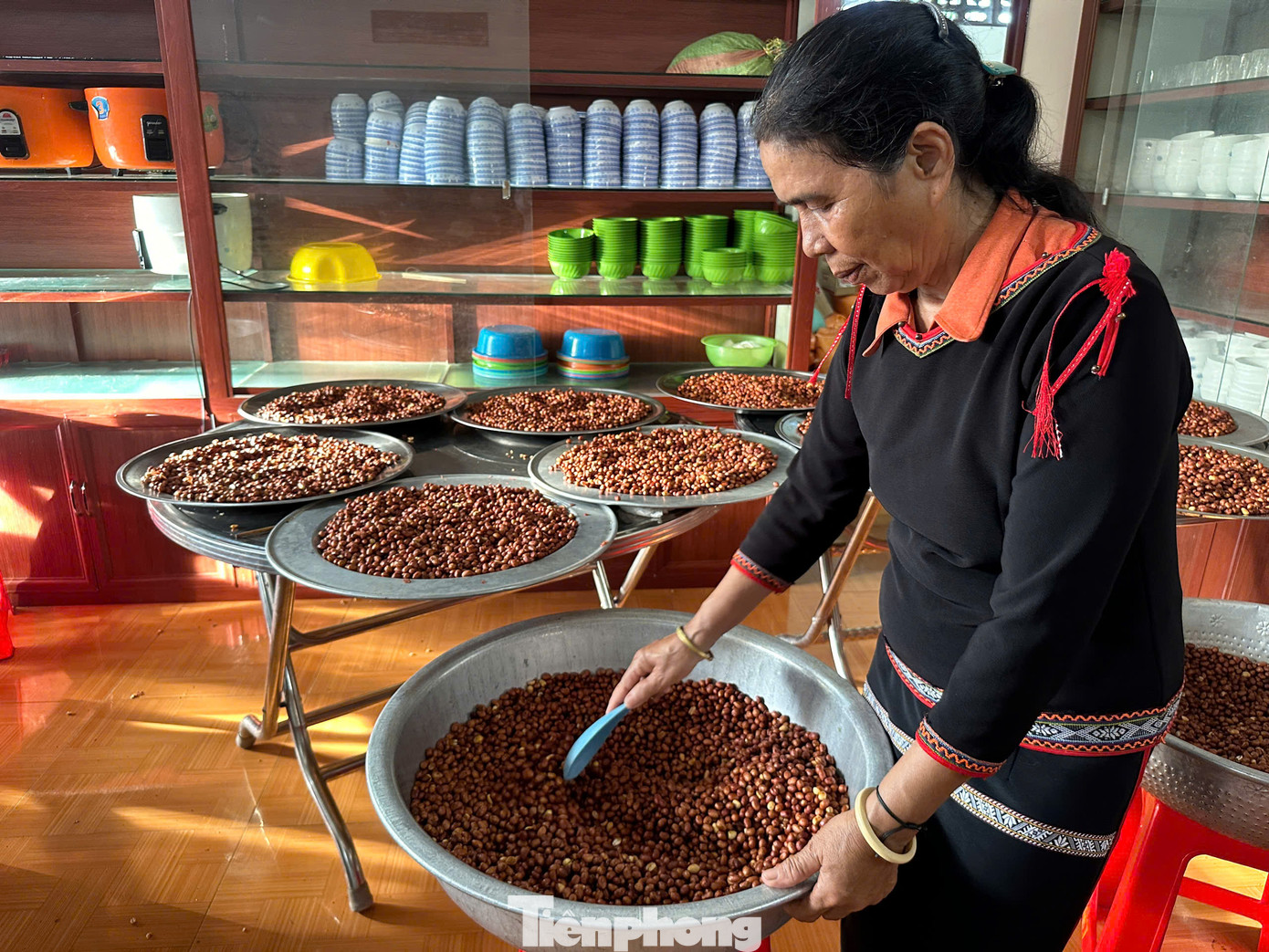 Đậu phộng rang chín sẽ được để cho nguội