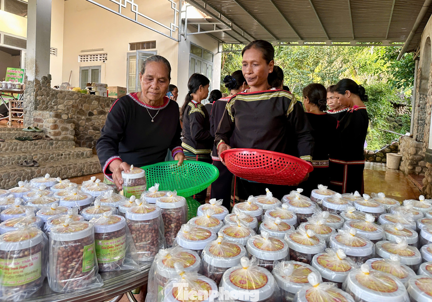 Của ít lòng nhiều, bà con vùng sâu Đắk Lắk san sẻ từng nắm đậu phộng đến đồng bào vùng lũ