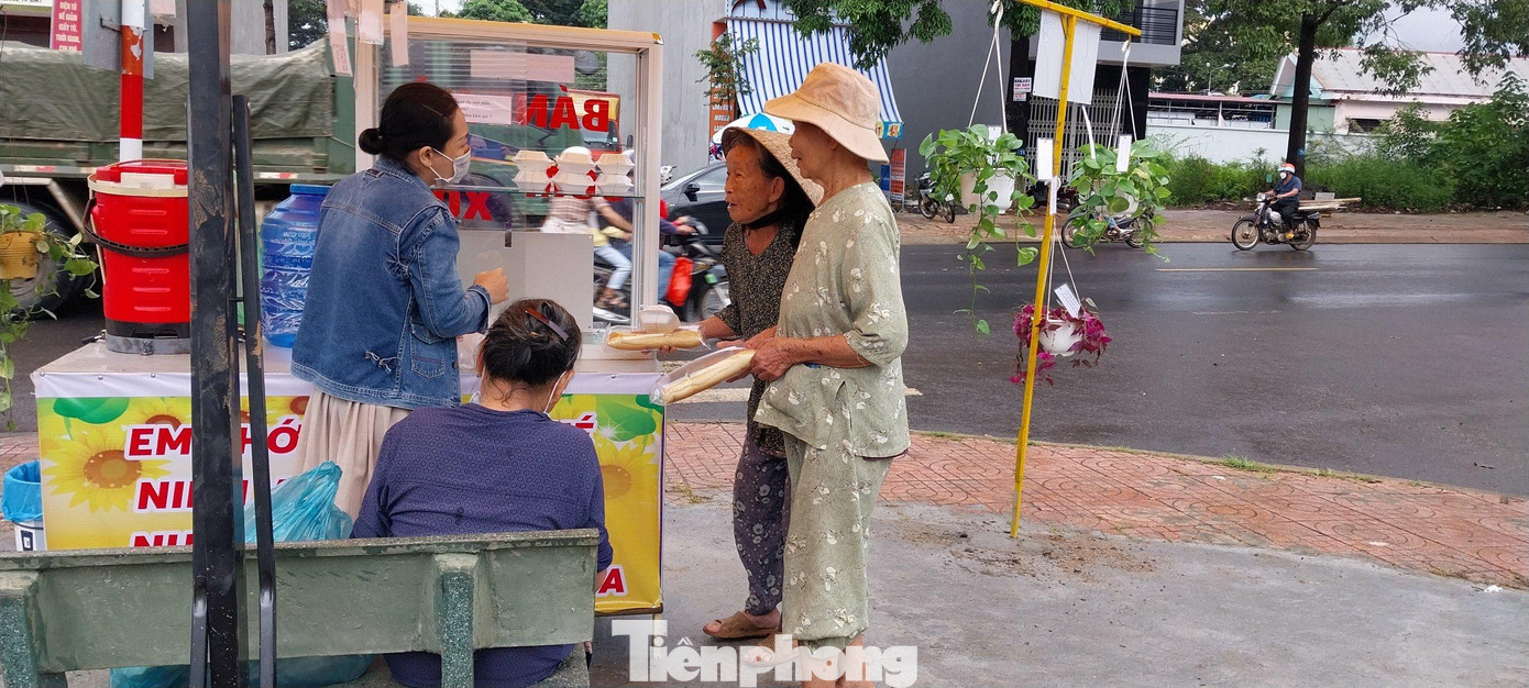 Nhiều cụ bà đến "Tủ thực phẩm 0 đồng"