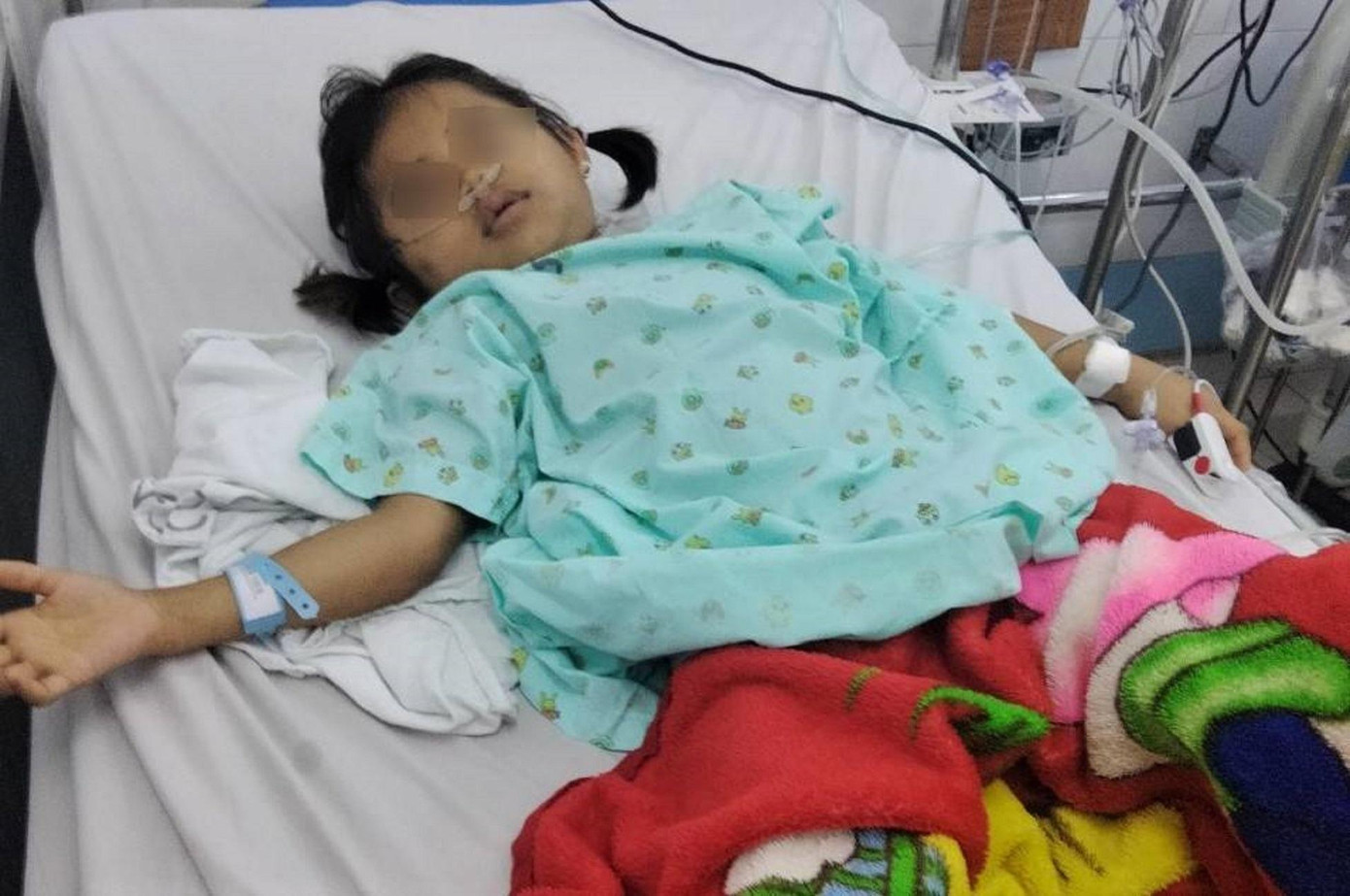 Bé H.S. nhập viện điều trị vì bị ong vò vẽ đốt