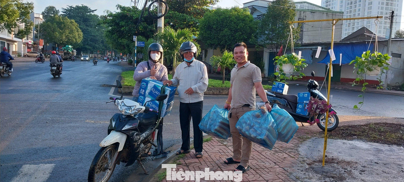 Nhiều hộ dân đóng góp cho "Tủ thực phẩm 0 đồng"