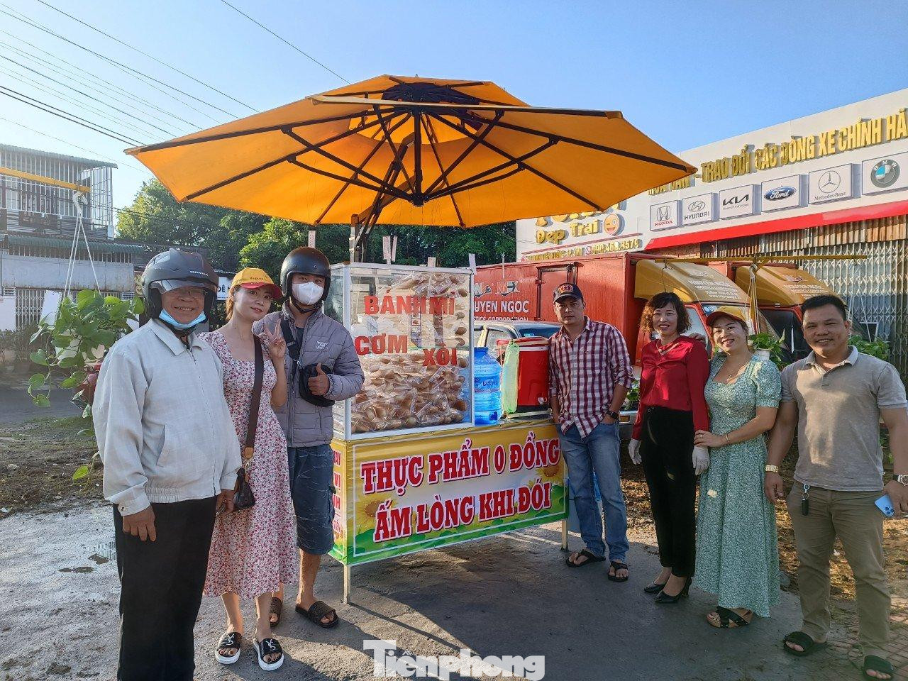 Đủ món ăn trong "Tủ thực phẩm 0 đồng" tại TP.Buôn Ma Thuột