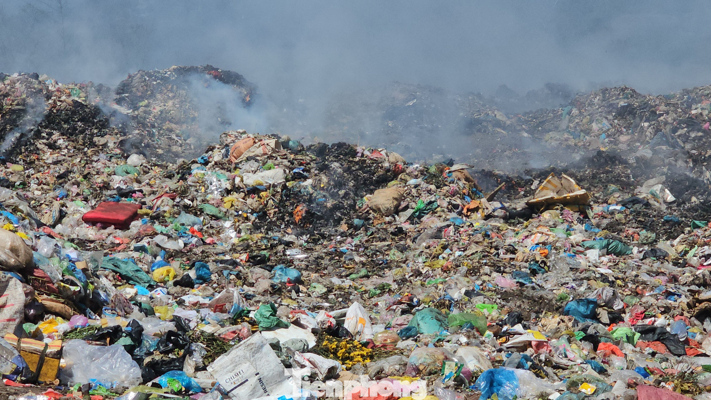 Lửa cháy âm ỉ trên bãi rác