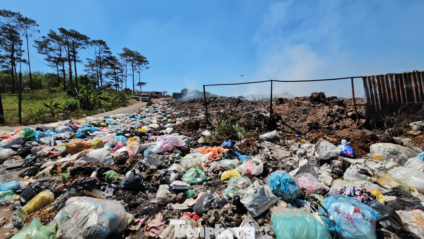 Bãi rác được vây bằng tôn rất tạm bợ