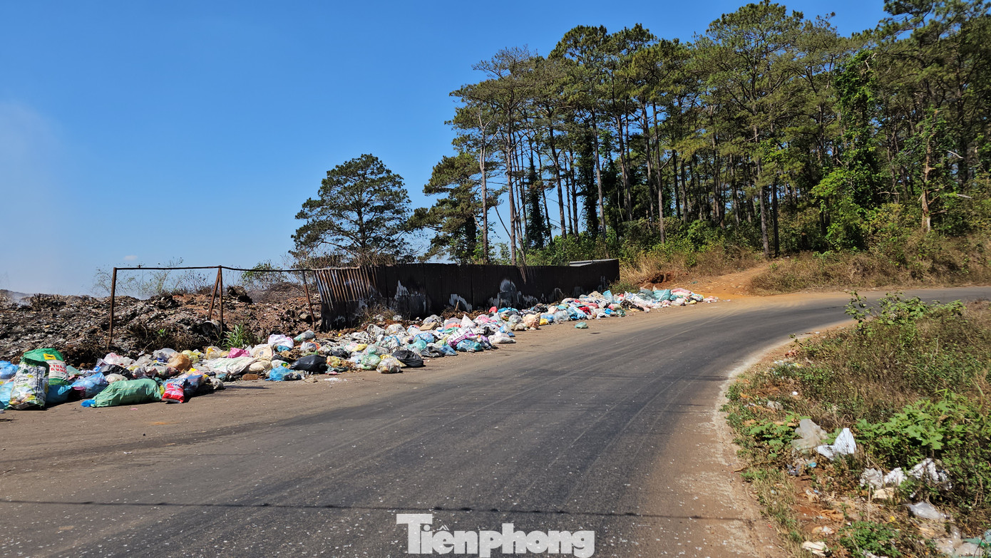 Rác thải tràn ra đường