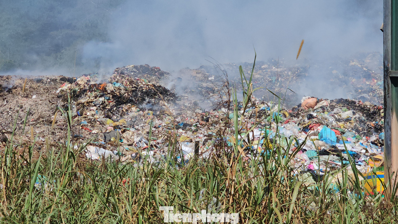 Mùi hôi thối, khói đen nghi ngút suốt đêm ngày