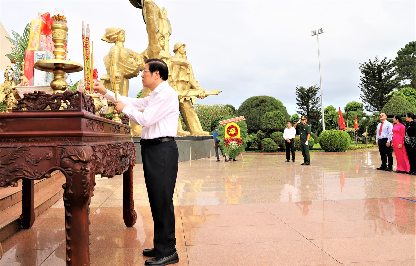 Trưởng Ban Nội chính Trung ương Phan Đình Trạc dâng hương tại Đền thờ Liệt sĩ Đắk Lắk