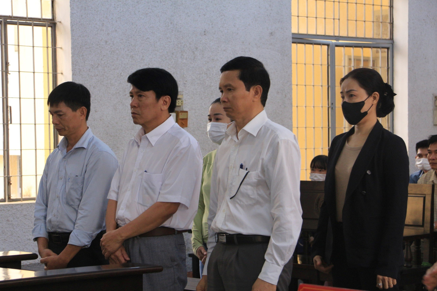 Bị cáo Trịnh Quang Trí (hàng đầu, bên phải) Bị cáo Trịnh Quang Trí (hàng đầu, bên phải)