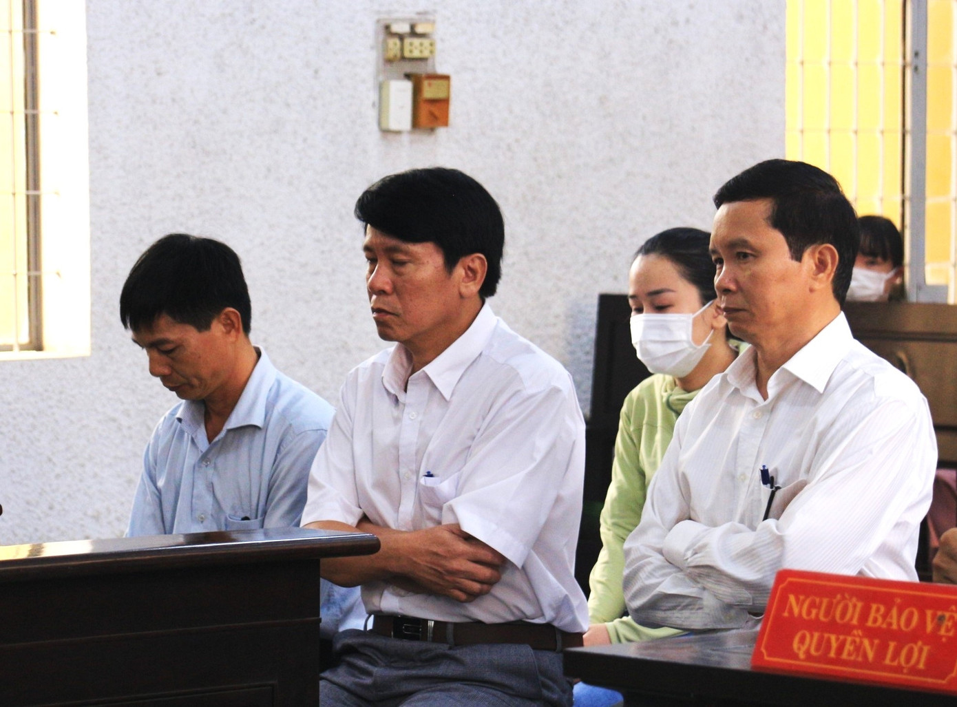 Cựu giám đốc CDC Đắk Lắk (ngoài cùng, bên phải) Cựu giám đốc CDC Đắk Lắk (ngoài cùng, bên phải)