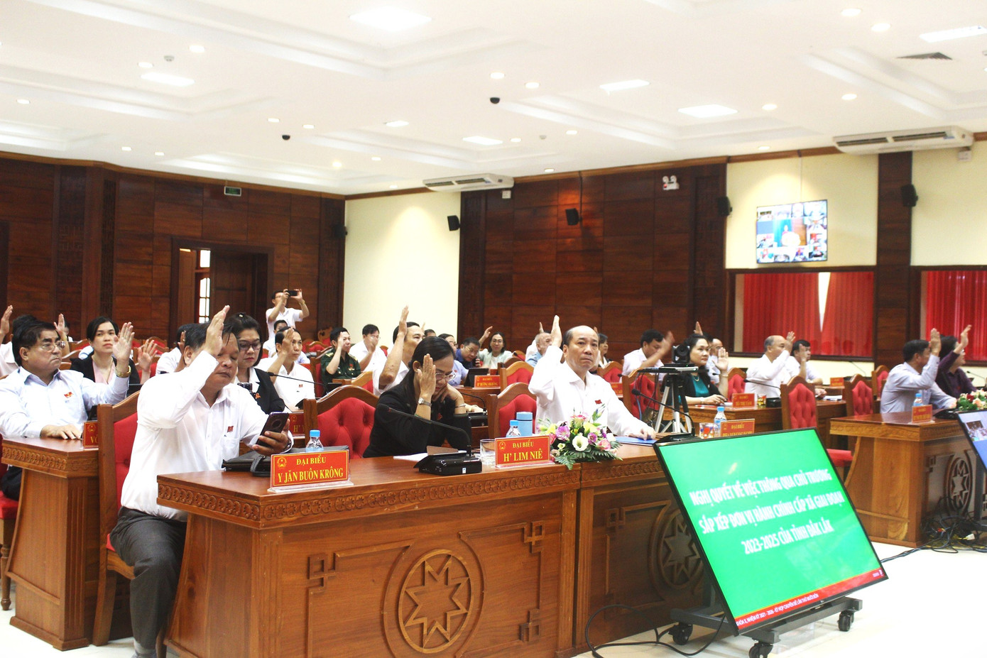 Các đại biểu tán thành việc sáp nhập các đơn vị hành chính