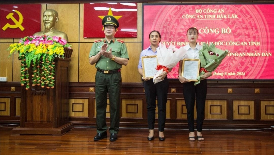 Vợ 2 liệt sĩ nhận quyết định tuyển dụng vào lực lượng Công an nhân dân