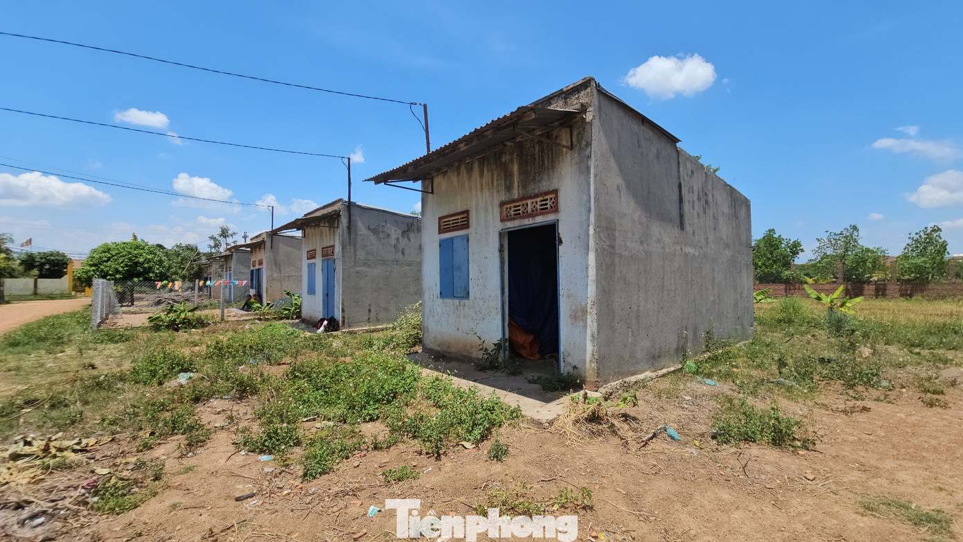 Nhiều căn nhà được xây kiên cố nhưng không có người ở Nhiều căn nhà được xây kiên cố nhưng không có người ở