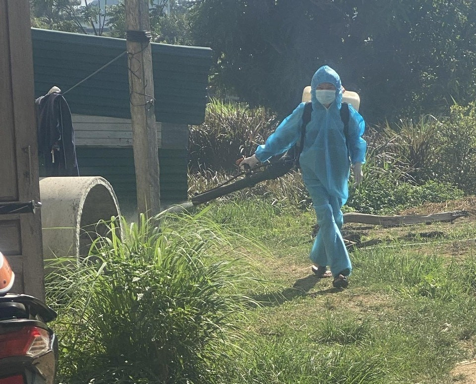 Cán bộ phun thuốc diệt muỗi quanh khu vực bệnh nhân sinh sống