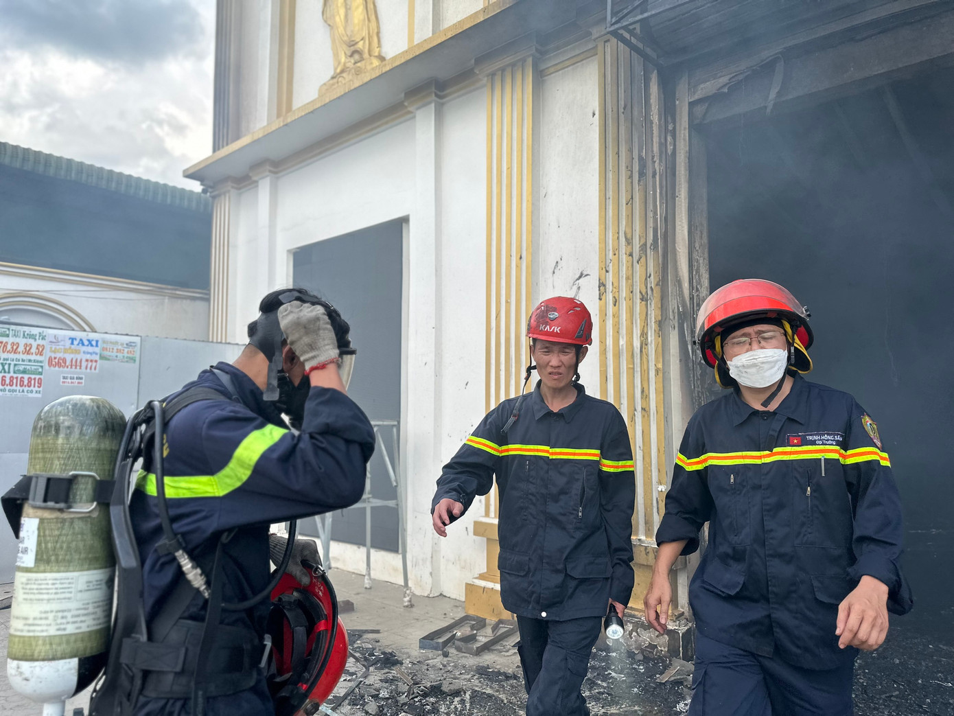 Lực lượng cứu hộ tham gia chữa cháy tại một cơ sở Karaoke Đắk Lắk.