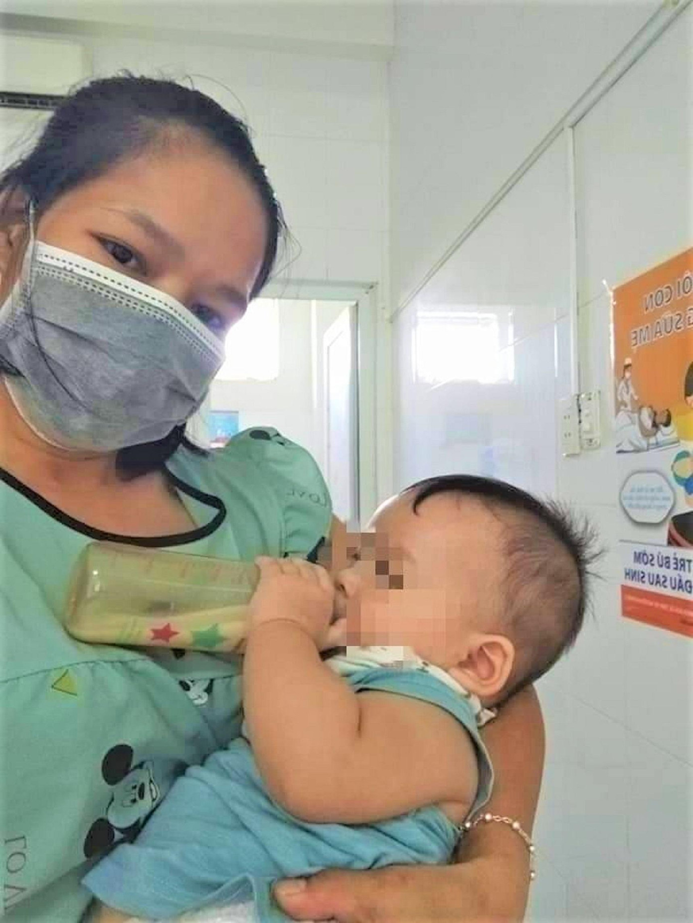 Chị Truyền trở thành "bảo mẫu" của em nhỏ Chị Truyền trở thành "bảo mẫu" của em nhỏ