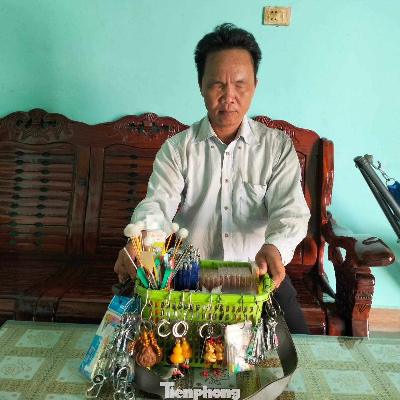 Anh Việt hụt hẫng khi bị xe buýt "ngó lơ"