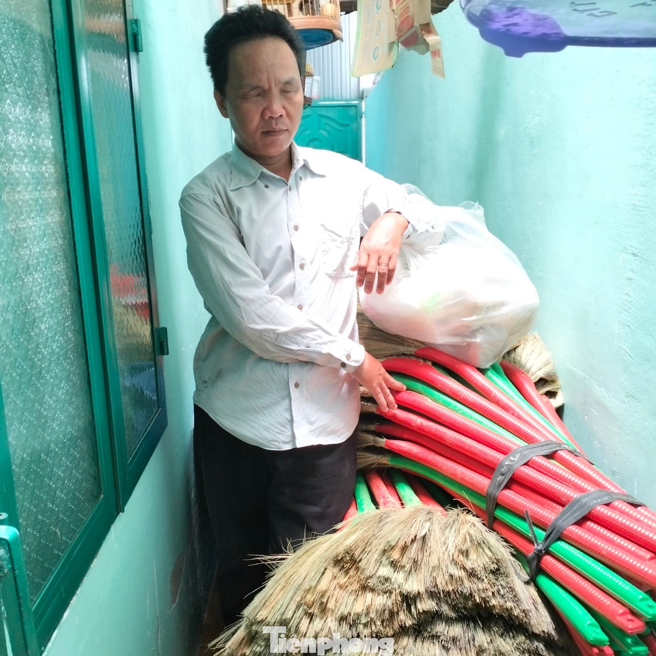 Anh Việt bị khiếm thị, mưu sinh bằng nghề bán chổi đót, bông tăm...