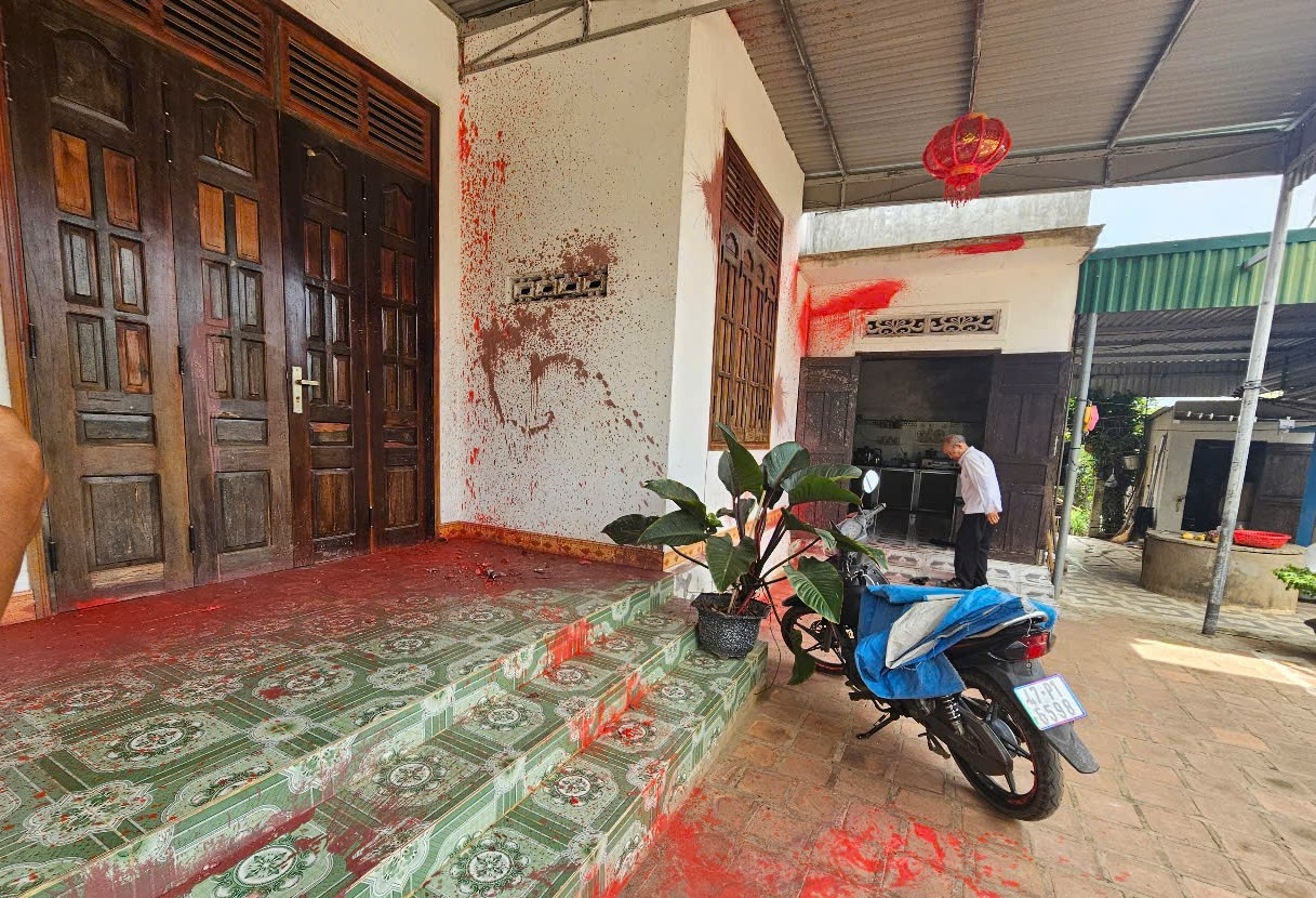 Nhóm đối tượng tạt sơn vào nhà dân Nhóm đối tượng tạt sơn vào nhà dân